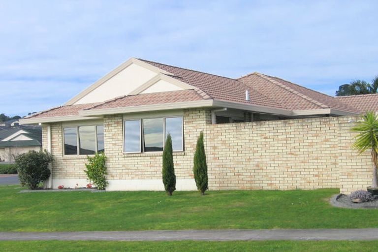 Photo of property in 2 Monivea Place, East Tamaki Heights, Auckland, 2016