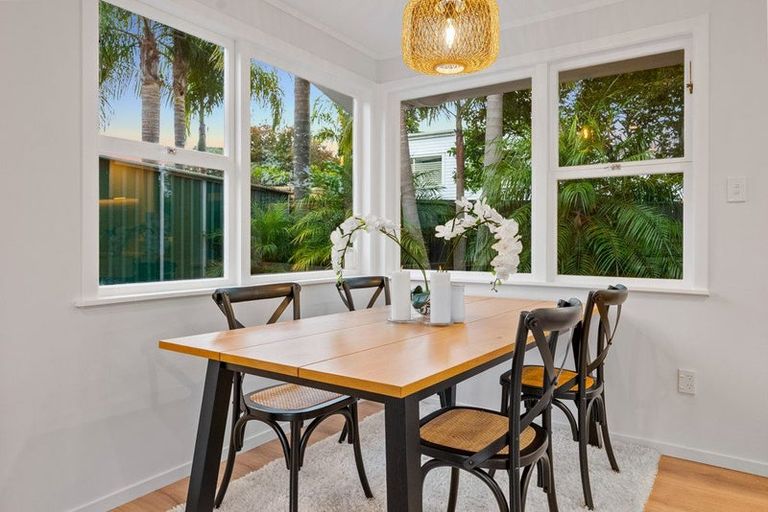 Photo of property in 21 Lantana Road, Green Bay, Auckland, 0604