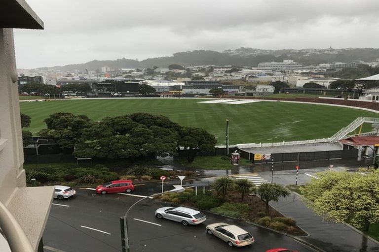 Photo of property in Grandstand Apartments, 10/80 Kent Terrace, Mount Victoria, Wellington, 6011