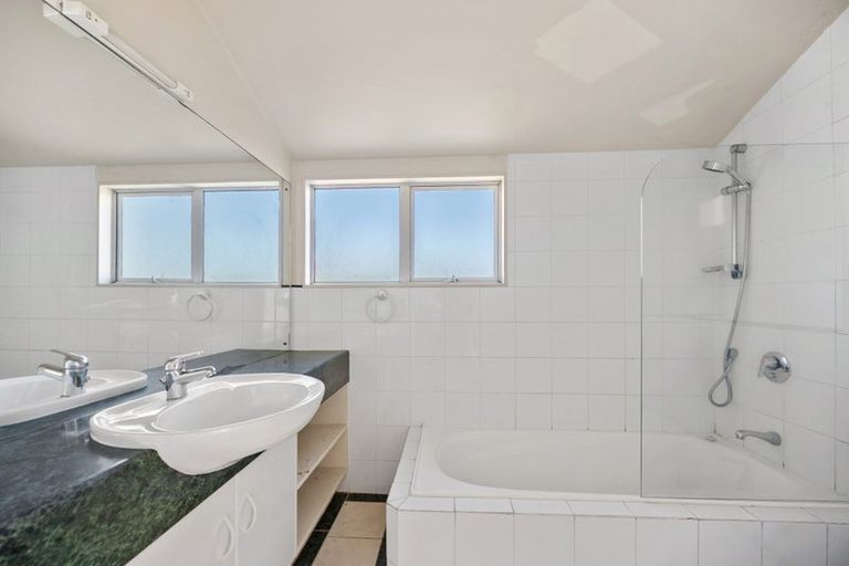 Photo of property in 2/13 Stoneleigh Court, Sunnynook, Auckland, 0632