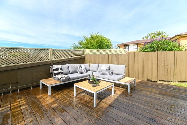 Photo of property in 17 Foyle Place, Glendene, Auckland, 0602