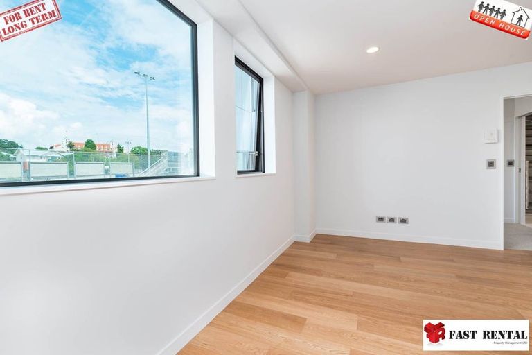 Photo of property in 18 Sumich Place, West Harbour, Auckland, 0618