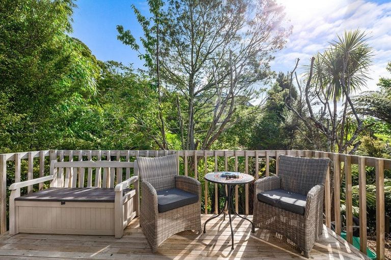 Photo of property in 5 Springwater Vale, Unsworth Heights, Auckland, 0632