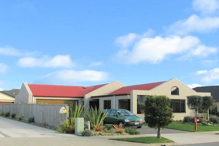 Photo of property in 4 Quadrant Heights, Paraparaumu, 5032