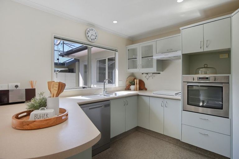 Photo of property in 5 Kawaroa Close, New Plymouth, 4310