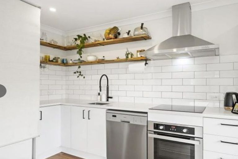 Photo of property in 14 Ara Patukawenga, Tawa, Wellington, 5028