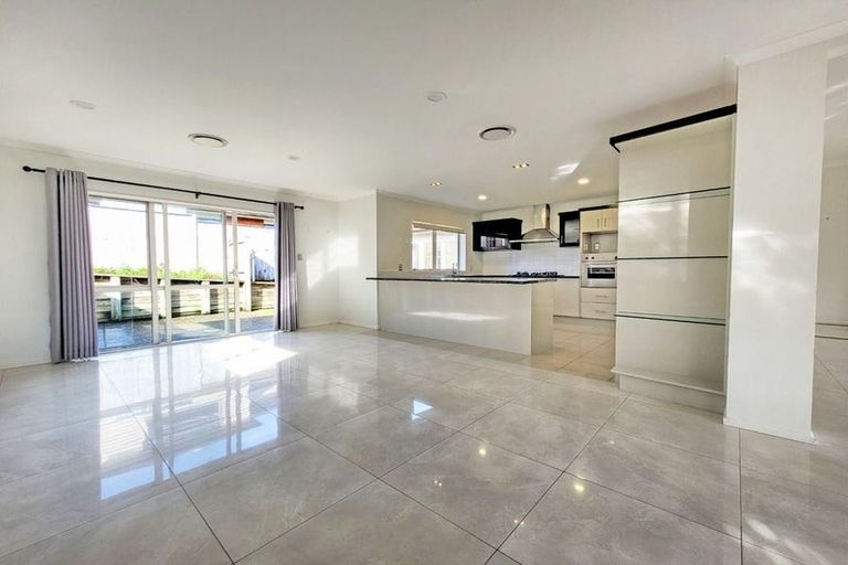 Photo of property in 15 Kouras Place, Flat Bush, Auckland, 2016