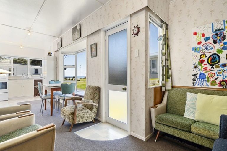 Photo of property in 51 Fifth Avenue, Urenui, 4377