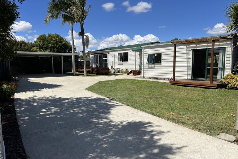 Photo of property in 11 Second Avenue, Glenbrook, Waiuku, 2681
