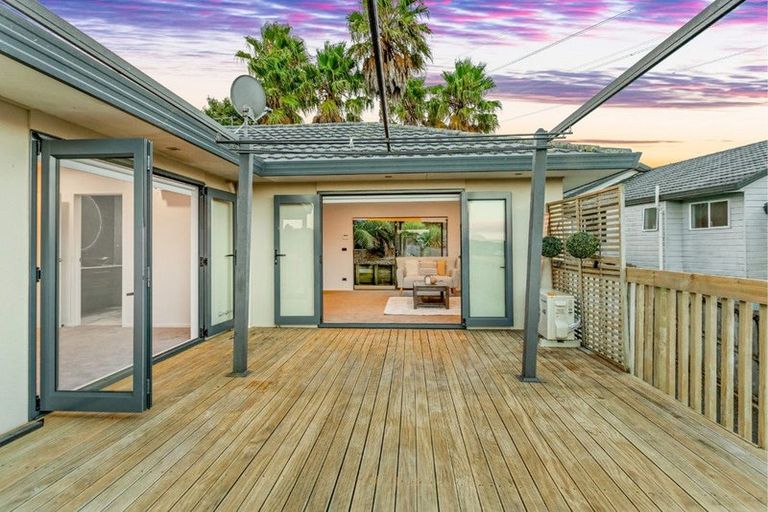 Photo of property in 21 Breenagh Place, Massey, Auckland, 0614