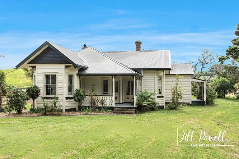 Photo of property in 32 Franklin Road, Paparoa, 0571