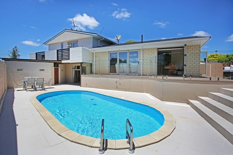Photo of property in 10 Coulthard Terrace, Opaheke, Papakura, 2113