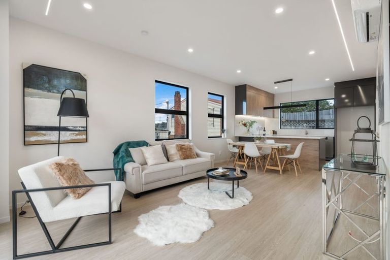 Photo of property in 7/16 Binsted Road, New Lynn, Auckland, 0600