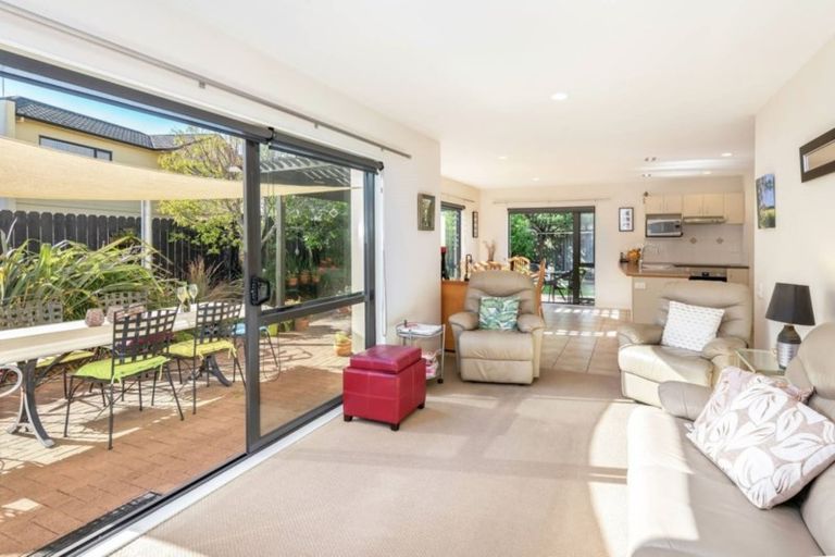 Photo of property in 11 Bunker Rise, Golflands, Auckland, 2013