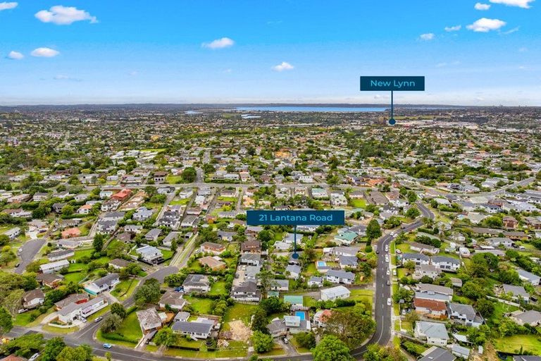 Photo of property in 21 Lantana Road, Green Bay, Auckland, 0604