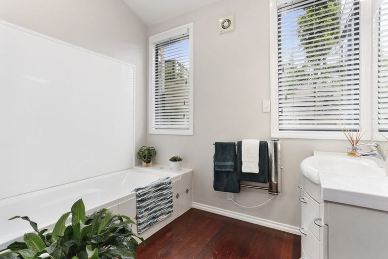 Photo of property in 61 Newhaven Terrace, Mairangi Bay, Auckland, 0630