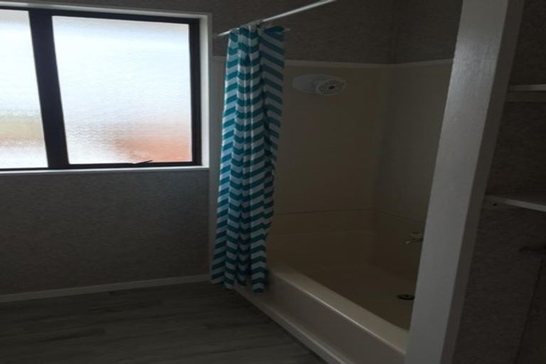 Photo of property in 2/16 Secretariat Place, Randwick Park, Auckland, 2105