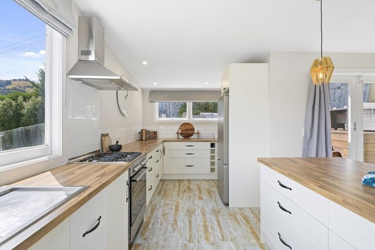 Photo of property in 26 Bayview Crescent, Duvauchelle, 7581