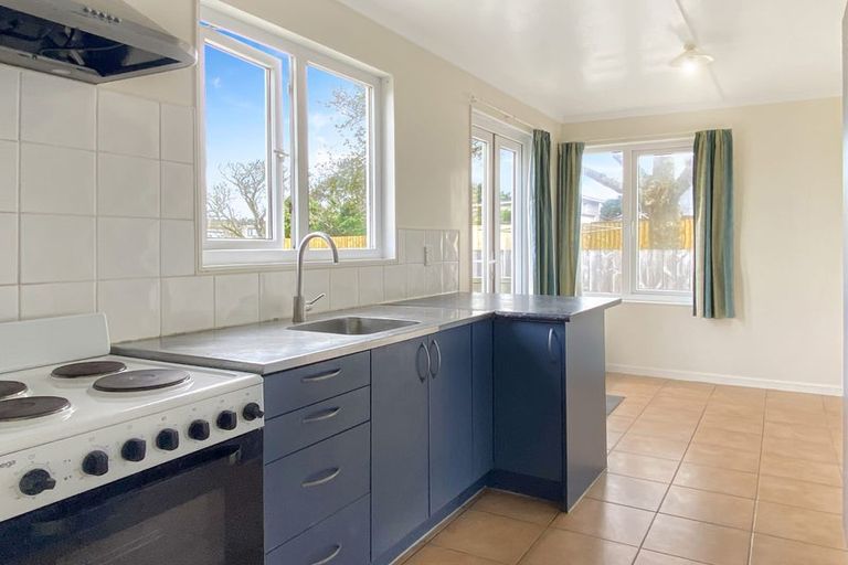 Photo of property in 3190 Great North Road, New Lynn, Auckland, 0600