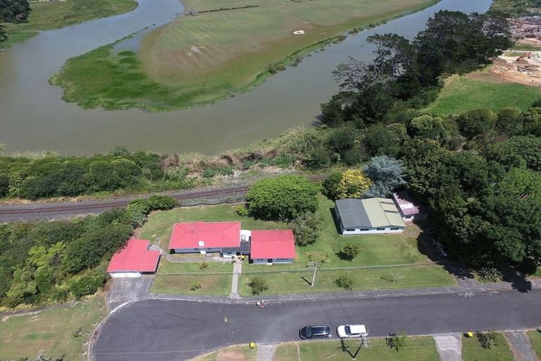 Photo of property in 35 Kowhai Street, Helensville, 0800