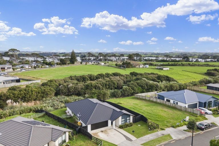 Photo of property in 19 Tahuna Minhinnick Drive, Glenbrook, Waiuku, 2681