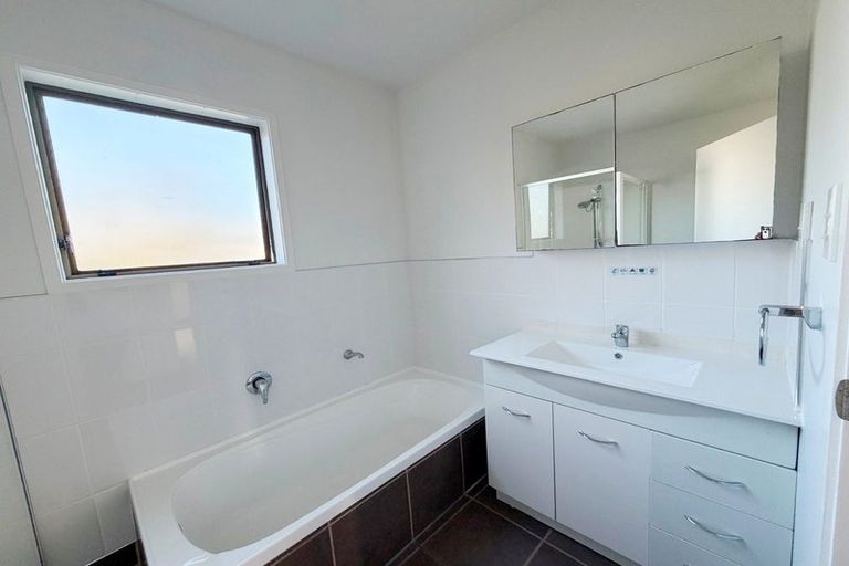 Photo of property in 13 Jenanne Place, Totara Vale, Auckland, 0629