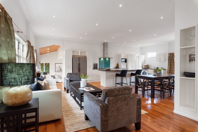 Photo of property in 21 Church Street, Northcote Point, Auckland, 0627