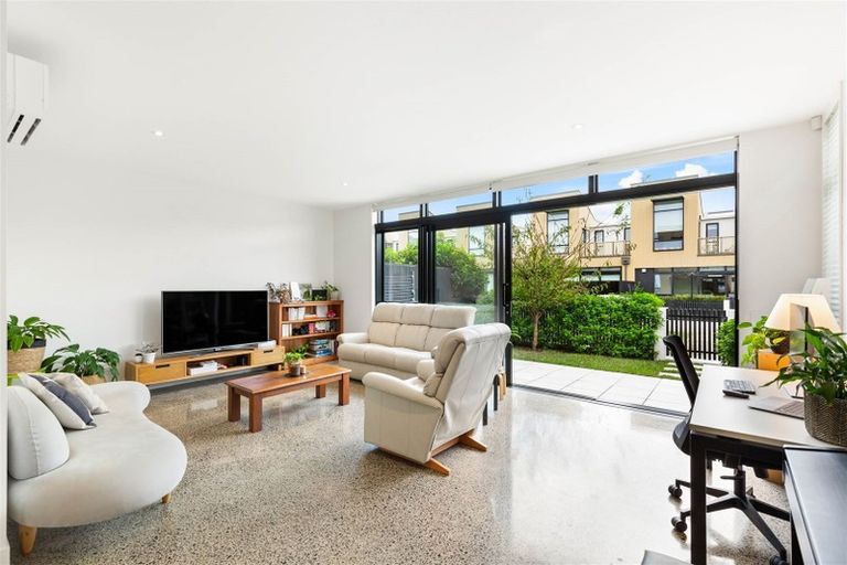 Photo of property in 6 Cochrane Road, Hobsonville, Auckland, 0616