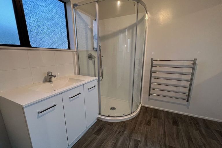 Photo of property in 26a Cheltenham Terrace, Newlands, Wellington, 6037