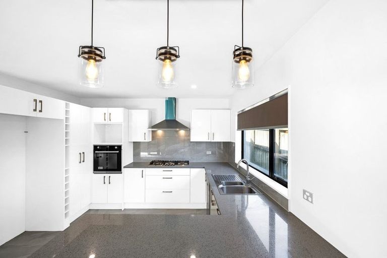 Photo of property in 18a Riverpark Crescent, Henderson, Auckland, 0610