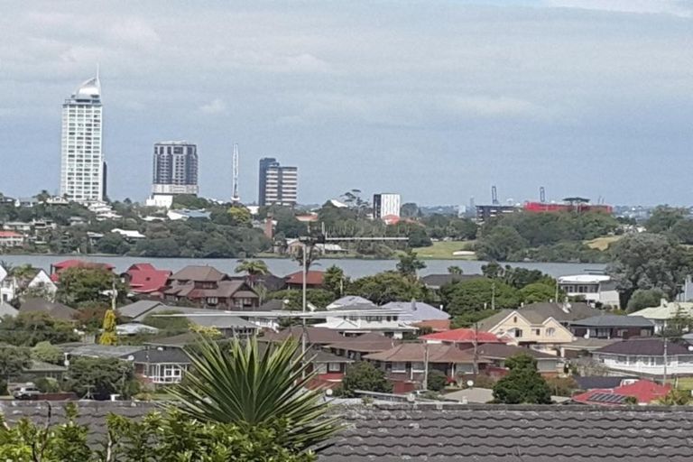 Photo of property in 2/22 Tobruk Crescent, Milford, Auckland, 0620