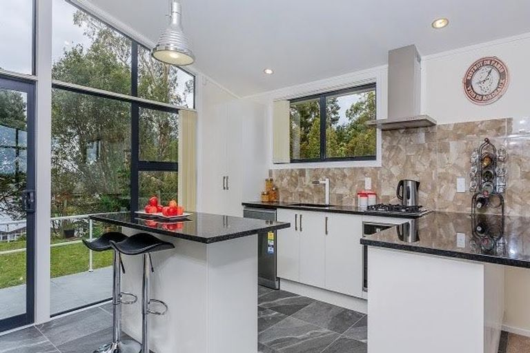 Photo of property in 17 Valley View Road, Glenfield, Auckland, 0629