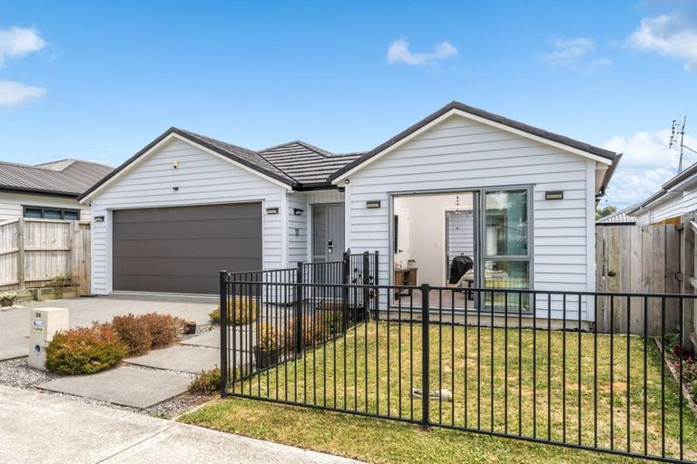 Photo of property in 24 Tarras Road, Kumeu, 0810
