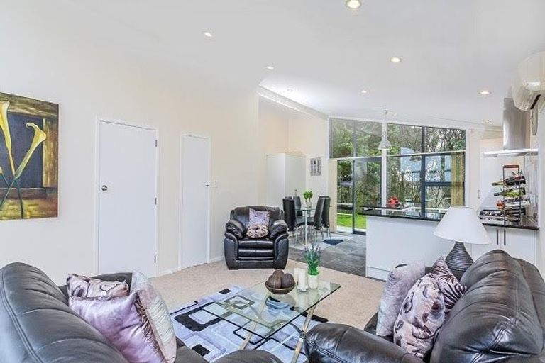Photo of property in 17 Valley View Road, Glenfield, Auckland, 0629