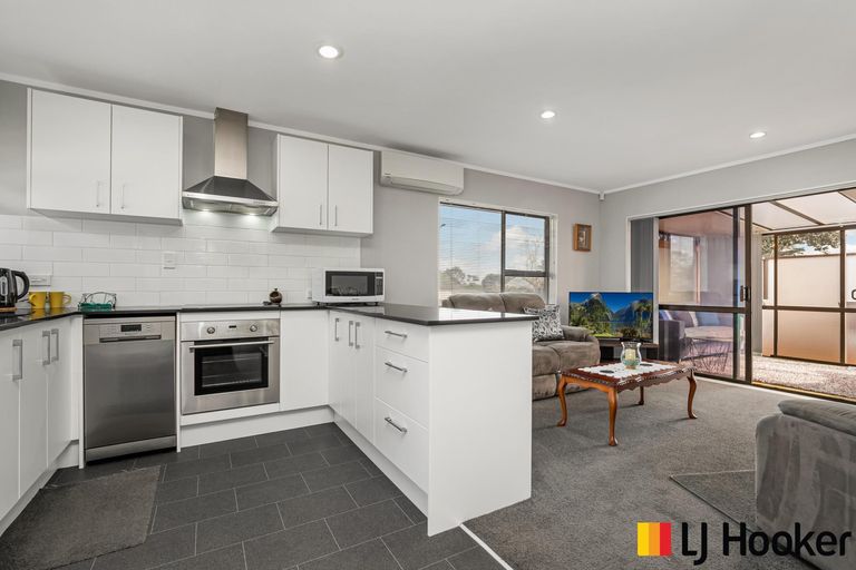 Photo of property in 1/3 Seaward Place, Wattle Downs, Auckland, 2103