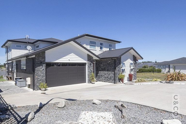 Photo of property in 2 Tauwaka Crescent, Riverhead, 0820