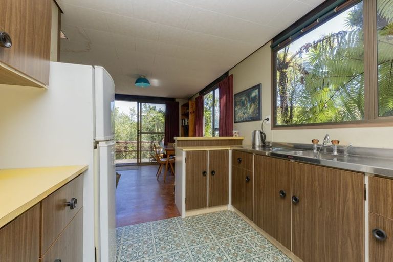 Photo of property in 1 Pendrell Road, Piha, 0772