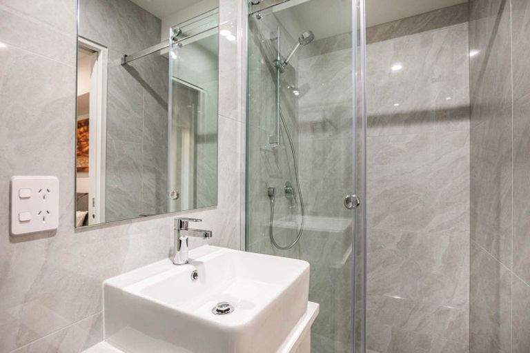 Photo of property in 7/10 Vinifera Place, Fairview Heights, Auckland, 0632