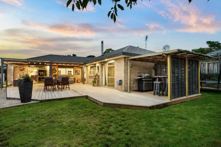 Photo of property in 12 Hawke Place, Pukekohe, 2120