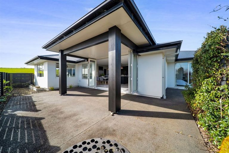 Photo of property in 4 Vardon Way, Waiwhakaiho, New Plymouth, 4312