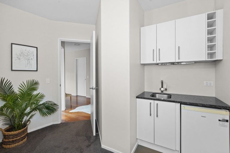 Photo of property in 18a Cambridge Terrace, Taradale, Napier, 4112