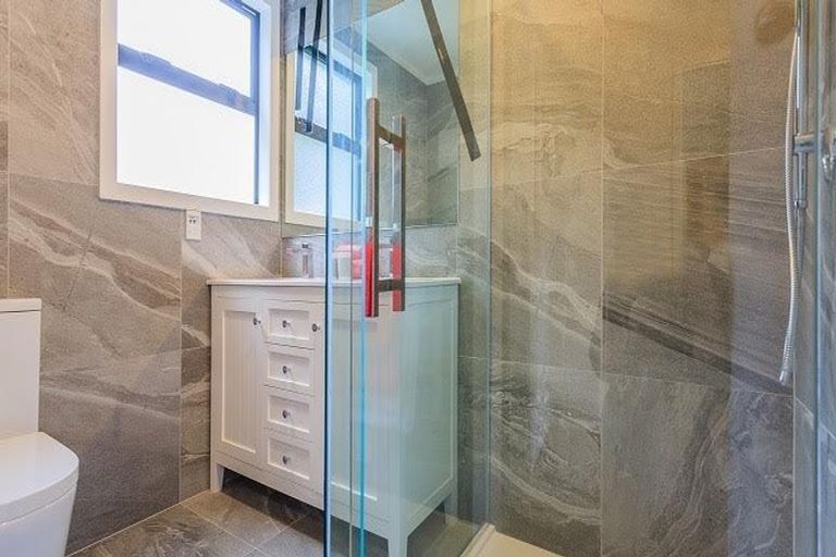 Photo of property in 17 Valley View Road, Glenfield, Auckland, 0629