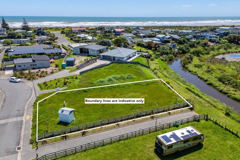 Photo of property in 13 Seagrass Place, Otaki Beach, Otaki, 5512