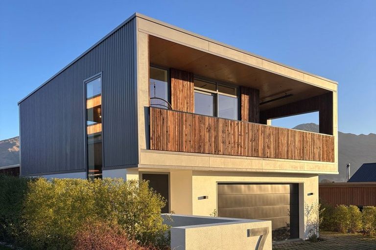 Photo of property in 7 Tuke Lane, Wanaka, 9305