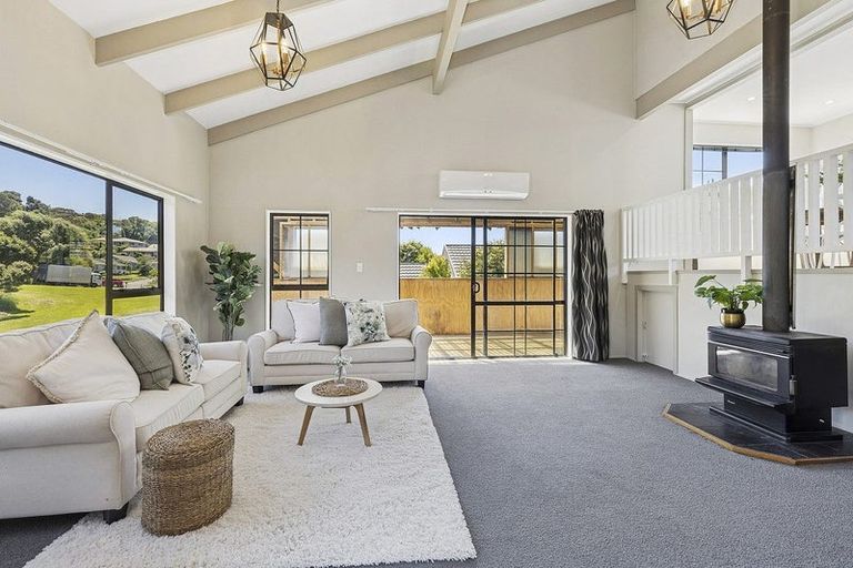 Photo of property in 45 Albatross Close, Whitby, Porirua, 5024