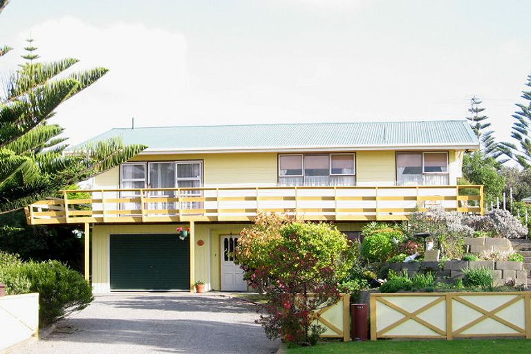 Photo of property in 46 Eruini Street, Waikanae Beach, Waikanae, 5036