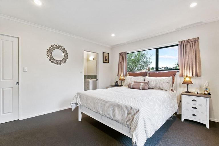 Photo of property in 23 Capri Place, Unsworth Heights, Auckland, 0632