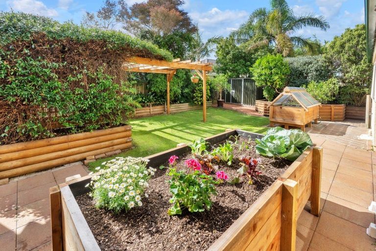 Photo of property in 11 Corta Bella Place, Golflands, Auckland, 2013