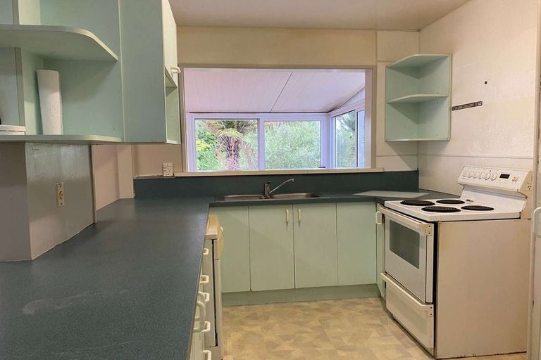 Photo of property in 35 Sunnyside Road, Sunnyvale, Auckland, 0612