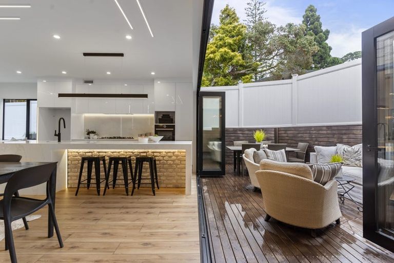 Photo of property in 19a Arosa Place, Forrest Hill, Auckland, 0620